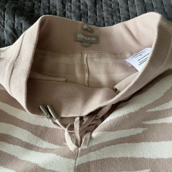 Soia & Kyo Verona Sustainable Zebra Print Sweatpants (Medium) & Hoodie (Small) - Picture 3 of 8